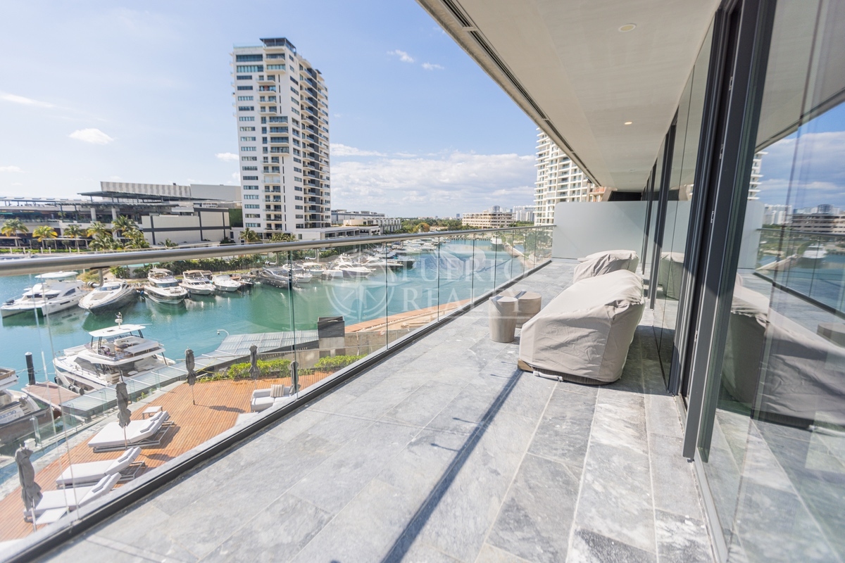 Shark Tower, Puerto Cancun